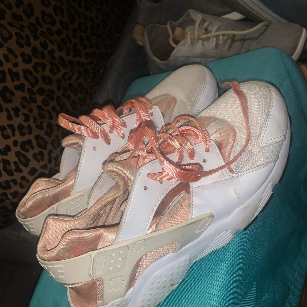 Womens Nike huratche